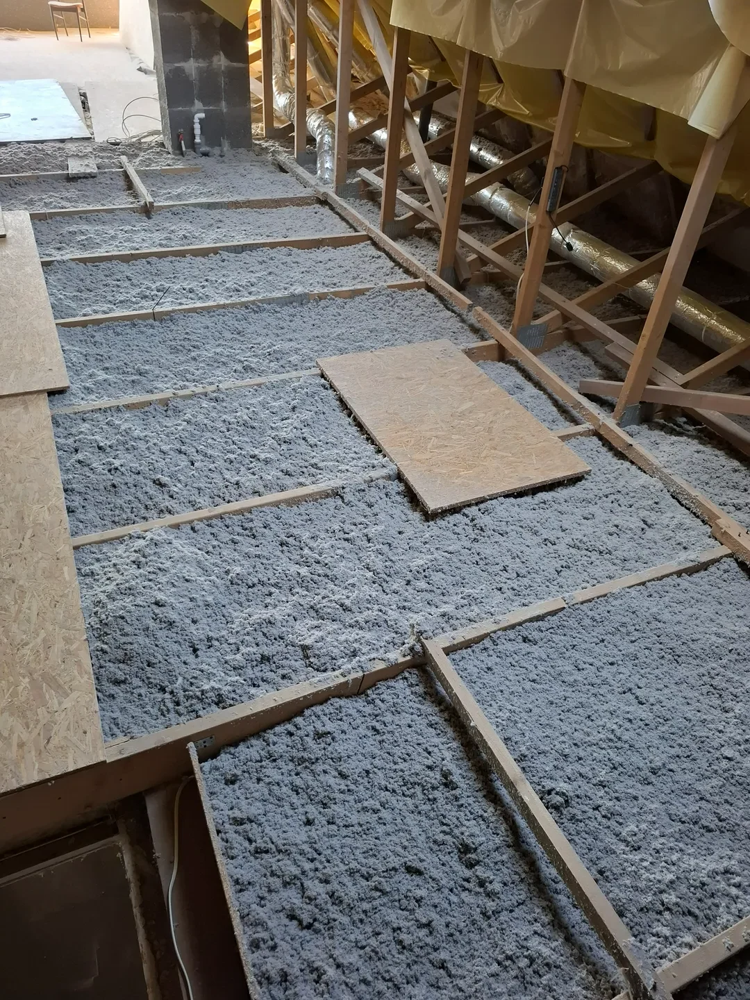 Konstrukcja poddasza z luźną izolacją celulozową między legarami stropu, ocieplanie celulozą